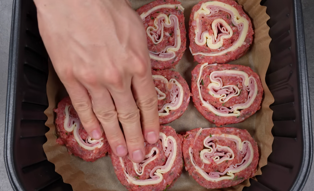 Продукти загружають до чаши аерогрилю.